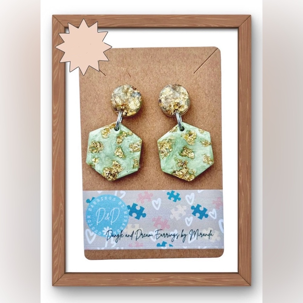Green and Gold Hexagon Earrings

🌸🌟🌟Bundle Discounts Available🌟🌟🌸